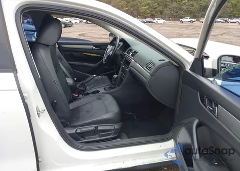 2015 Volkswagen Passat 1.8T Wolfsburg Edition z USA, uszkodzony, nr VIN 1VWAT7A38FC014908